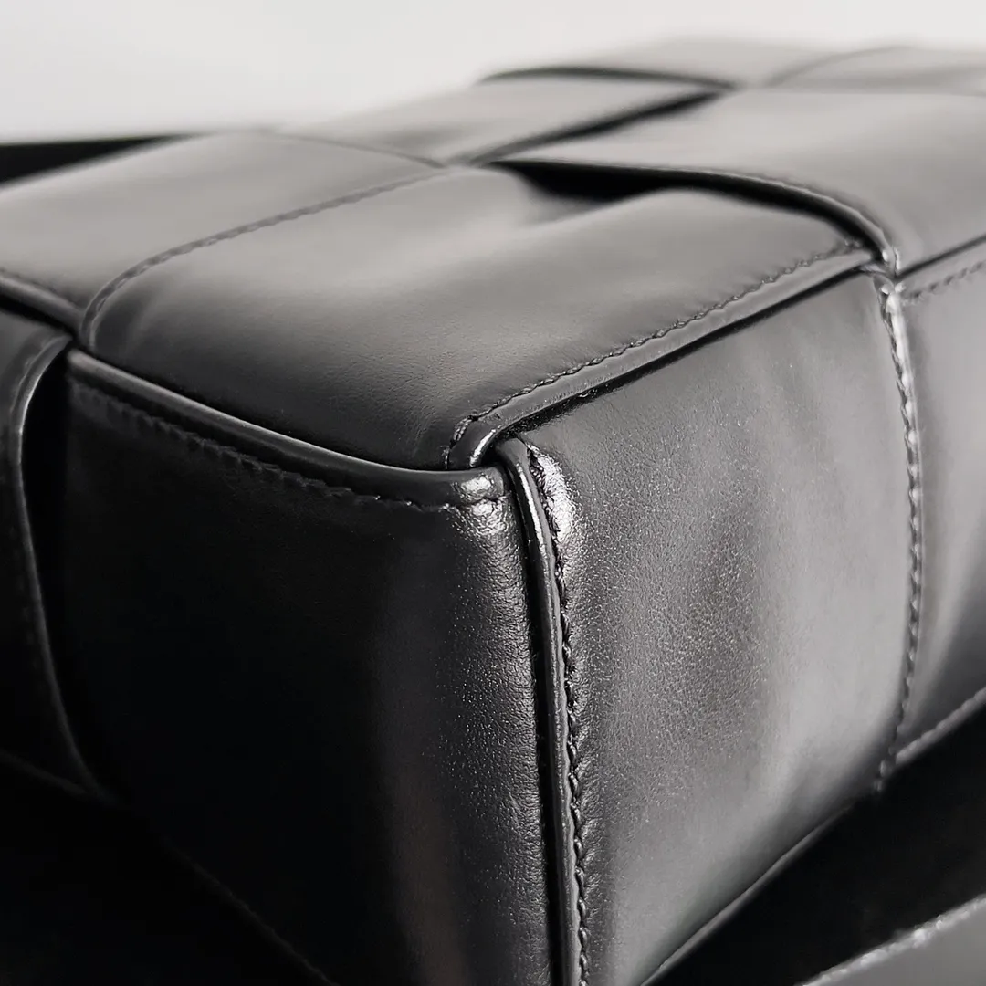 Batch 1640 BOTTEGA VENETA's new mini cassette camera bag. What a beautiful design. This noble one is really unique. The texture is also great. It matches the autumn and winter coat's great temperament. It can hold your various styles of matching, and the high-end double-fabric weaving design is also very NICE! In autumn and winter, it can be simply paired with a sweater or a jacket or a suit. The capacity is enough to hold some small items. The niche design is really amazing. I can’t praise this cool black woven handbag enough! You’ll fall in love with it at first glance, it’s so special~ Both the workmanship and appearance are superb! Style number: 795177 Size: 21*13*6.5cm